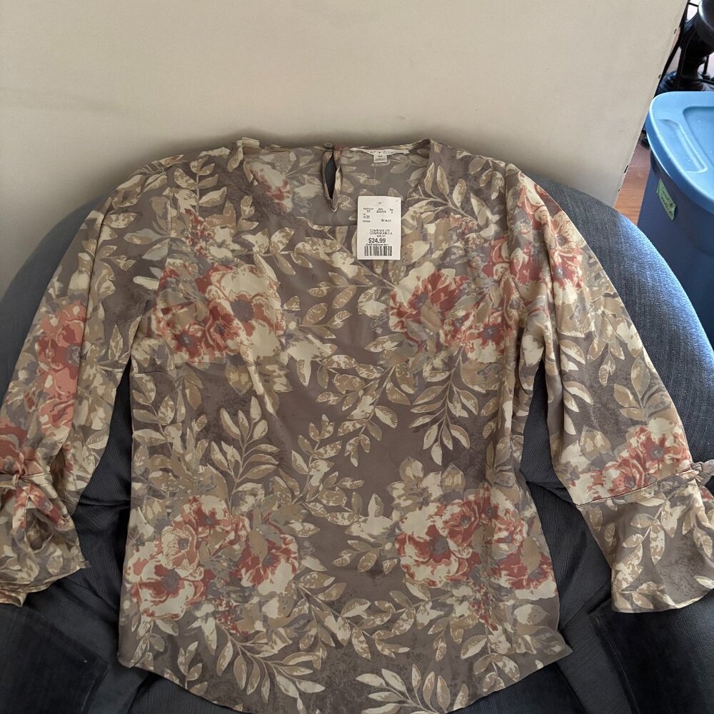 Flower print blouse - size medium - brand new!